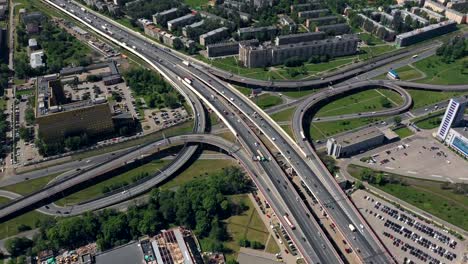 Vista-aérea-o-superior-desde-el-dron-de-puente-de-hormigón-con-carretera-de-asfalto-o-carretera-sobre-el-gran-río-con-el-tráfico-de-coches-de-la-ciudad,-transporte-urbano,-tonizado