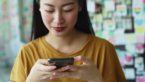 Handheld-Ansicht-der-vietnamesischen-Frau,-die-ihr-Dessert-im-Café-fotografiert