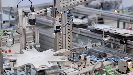 Industry-4.0-smart-factory-concept;-Close-up-of-Gripper-which-picks-up-the-product-from-automated-car-to-process-it-on-station.