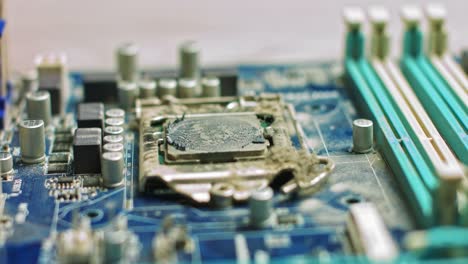 Der-Assistent-entfernt-die-CPU-Kühlung-für-die-Diagnose.-Reparatur-und-Wartung-von-Computer-Boards-und-den-neuesten-Prozessoren.-Austausch-der-Span-Thermopaste.-In-der-modernen-elektronischen-Fertigung-Fabrik-Design-Engineer-hält-Mikrochip-.-Chip-der-ne