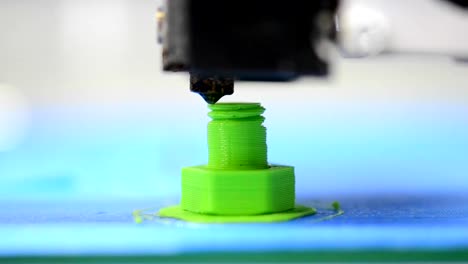 HD-1080-3D-printer-prints-from-the-plastic-figure-in-the-form-of-a-bolt