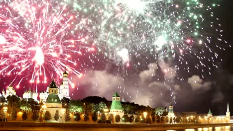 Fuegos-artificiales-sobre-el-Kremlin-de-Moscú,-Rusia