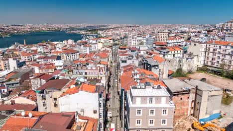 Der-Blick-vom-Galata-Turm-auf-das-Goldene-Horn-und-die-Skyline-der-Stadt-mit-roten-Dächern-Timelapse,-Istanbul,-Türkei