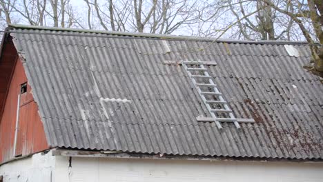 El-techo-sucio-de-la-vieja-casa-abandonada