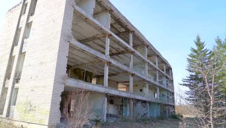 Aspecto-exterior-del-edificio-arruinado-durante-la-guerra