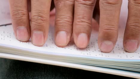 Hände-des-blinden-lesen-Braille-Sprache-auf-Buch