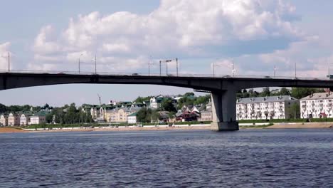 Paseo-en-barco-por-el-río-Kostroma,-Rusia