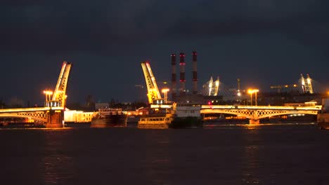 Schiffe-schwimmen-vorbei-an-der-Zugbrücke.-Nachtzeit-ist-St.-Petersburg.-Zeitraffer