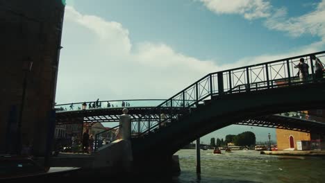 Wunderschöne-Brücken-von-Venedig.-Schwimmen-Sie-unter-der-Brücke,-die-Sonne-scheint-schön-mit-Blendung.-Schönen-Urlaub-in-Venedig