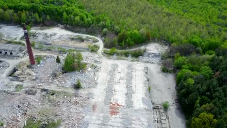 Ruinen-der-zerstörten-Gebäude-oder-Gelände