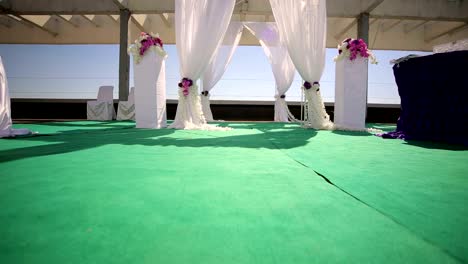 Arco-de-la-boda-en-la-azotea-de-un-edificio-bajo-el-cielo.