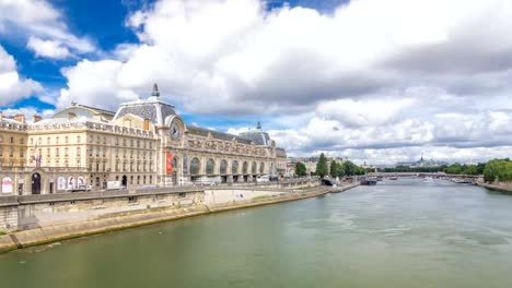 Das-Musée-d-'-Orsay-ist-ein-Museum-in-Paris-Timelapse-Hyperlapse,-am-linken-Ufer-der-Seine.-Paris,-Frankreich