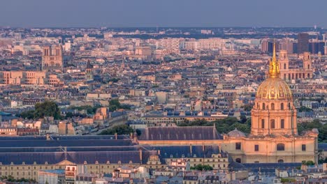 Vista-aérea-de-un-horizonte-de-ciudad-grande-en-timelapse-atardecer.-Vista-superior-de-la-Torre-Eiffel.-París,-Francia