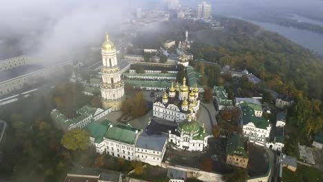 Vista-aérea-Kiev-Pechersk-Lavra-en-otoño,-Kiev-Pechersk-Lavra-en-una-colina-a-orillas-del-río-Dnipro.-Kiev,-Ucrania.