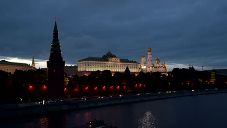 Río-cerca-de-las-murallas-del-Kremlin-de-Moscú