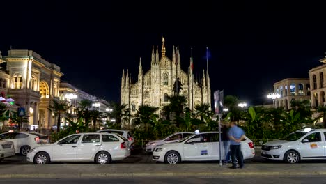 Catedral-de-Milán-noche-timelapse-hyperlapse-Duomo-di-Milano-es-la-iglesia-catedral-gótica-de-Milán,-Italia