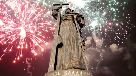 Blick-auf-das-Monument-ot-Vladimir-Lenin-(1985,-Kerbel-Bildhauer-und-Architekten-Makarewitsch)-und-Feuerwerk,-Moskauer-Innenstadt-(Kaluzhskaya-Platz),-Russland.-Beliebtes-Wahrzeichen