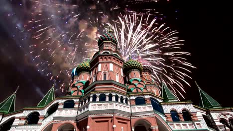 Catedral-de-la-intercesión-de-la-más-virgen-en-el-foso-(templo-de-Basilio-el-Bienaventurado)-y-fuegos-artificiales,-Plaza-Roja,-Moscú,-Rusia