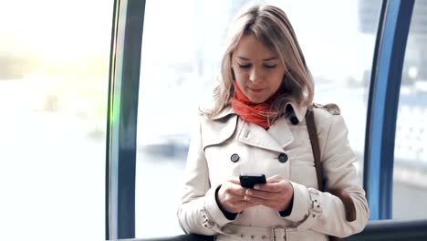 Joven-mujer-rubia-chateando-con-amigos