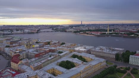 Rusia-al-atardecer-noche-San-Petersburgo-paisaje-urbano-neva-río-aéreo-panorama-4k