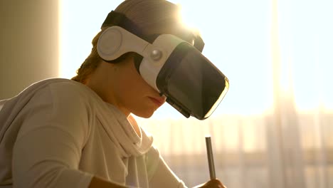 Schöne-junge-Frau-studieren-in-Vr-Brillen