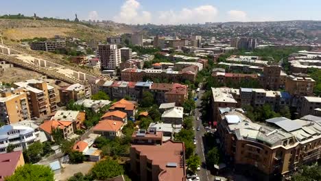 Vista-aérea-panorámica-de-la-ciudad-de-Yerevan-con-la-famosa-escalera-de-la-cascada,-visitas