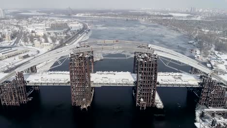 Rostige-unvollendete-Brücke-in-Kiew,-Ukraine.-Kombinierte-Auto--und-u-Bahn-Brücke-im-Bau.