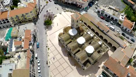 Vögel-fliegen-über-alte-griechisch-orthodoxe-Kirche-des-Heiligen-Lazarus-in-Larnaca,-Zypern