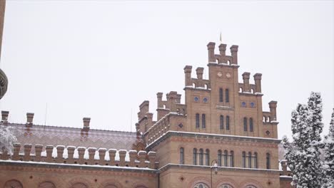 Chernivtsi-Universität-(die-ehemalige-Residenz-Metropoliten),-Ukraine.-Winter