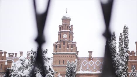 Chernivtsi-Universität-(die-ehemalige-Residenz-Metropoliten),-Ukraine.-Winter