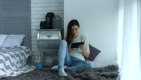 Beautiful-woman-with-tablet-pc-relaxing-at-home