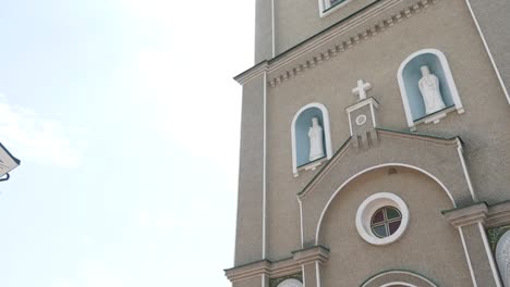 Wunderschöne-orthodoxe-Kirche-vor-dem-Hintergrund-des-strahlend-blauen-Himmel