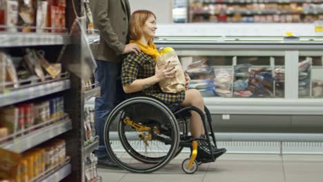 Young-Paraplegic-Woman-Shopping-in-Grocery-Store-with-Boyfriend