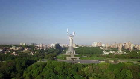 Drohne-Video-der-Mutter-Heimat-Denkmal-in-Kiew,-Ukraine