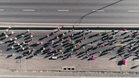 Fooage-aérea-drone-de-4K.-Maratón-de-correr-en-la-calle.-Vista-superior