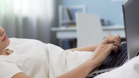 Student-girl-typing-on-laptop,-communicating-with-friends-in-social-network