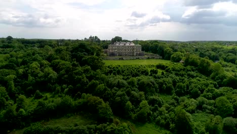 Pidhirzi-Schloss.-Blick-auf-die-Burg-von-der-Höhe-der-Vogelflug