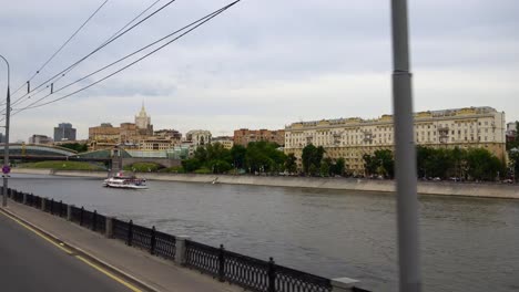 Ver-abejón-del-soviet-rascacielos-alto-de-la-subida-de-Stalin-en-paisaje-urbano-sobre-el-río-Moskva-en-Moscú-Rusia