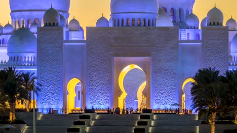 Sheikh-Zayed-Grand-Moschee-in-Abu-Dhabi-Tag-zu-Nacht-Zeitraffer-nach-Sonnenuntergang,-Vereinigte-Arabische-Emirate