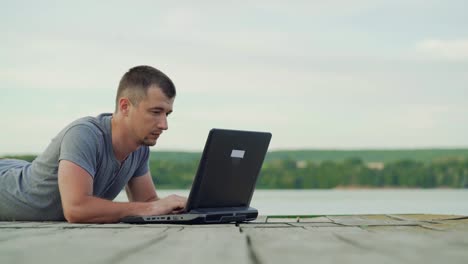 Man-working-on-laptop-outdoors.