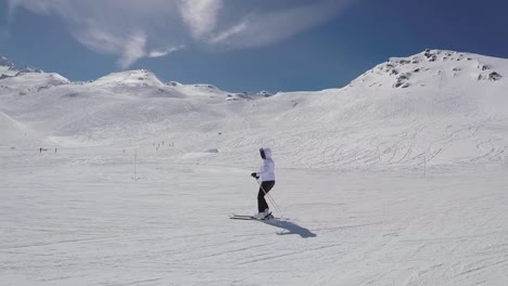 Skifahren-auf-dem-Berghang-und-hebt-seine-Hände-sich-Skifahrer-zeigen-Erfolg