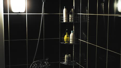 Moderno-cuarto-de-baño-negro