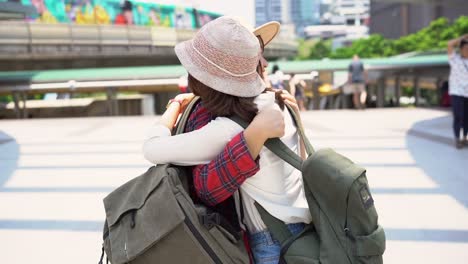 Viajero-mochilero-mujeres-asiáticas-lesbianas-lgbt-par-de-viajes-en-Bangkok,-Tailandia.-Feliz-joven-mujer-vacaciones-viaje-asombroso-hito-y-disfrutar-de-su-viaje-en-la-ciudad-tradicional.