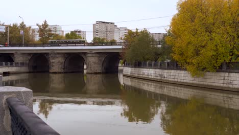 Panoramablick-über-die-Böschung-der-Stadt-Fluss-und-Gusseisen-Zaun