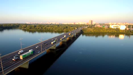 Aérea-Drone-material-de-vuelo:-Vista-del-puente-sobre-el-río-con-los-coches.