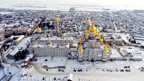 Pochayiv-Lavra,-un-monasterio-ortodoxo-en-el-Oblast-de-Ternopil-de-Ucrania.