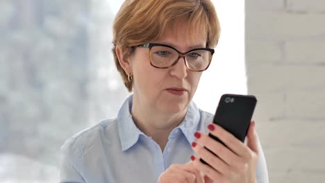 Mujer-en-estado-de-Shock-mientras-uso-de-Smartphone