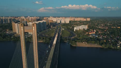 Luftbild-Drohne-Filmmaterial.-Fliegen-Sie-in-der-Nähe-von-Southbridge-in-Kiew-Ansicht-linken-Küste-bei-Sonnenuntergang