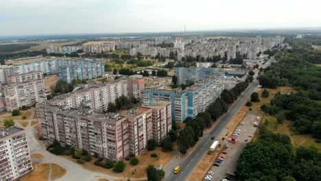 Vista-aérea-de-edificios-residenciales-de-varios-pisos-en-la-ciudad