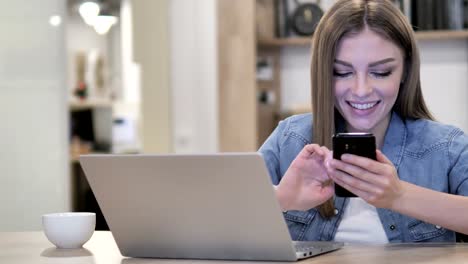 Mujer-creadora,-navegar-por-Internet-y-el-uso-de-Smartphone